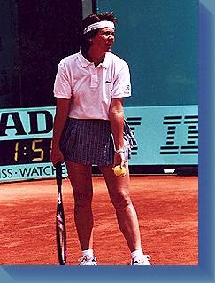 Nathalie Tauziat serving