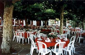 La terrasse ombrag�e sur la place du village au Restaurant Auberge Achtal � Arcangues..