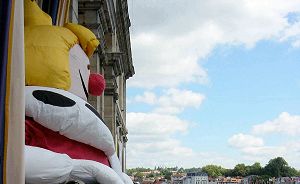 King Leon on his balcony throne