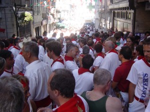 Tous en blanc et rouge rue Poissonerie