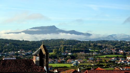 the church, the village, the Rhune/&copy OT Bidart/CDT64