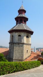 Le clocher de l'&eacute;glise St Vincent &agrave; Ciboure