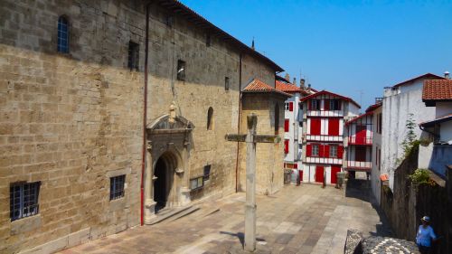 Le parvis Eglise St Vincent Ciboure