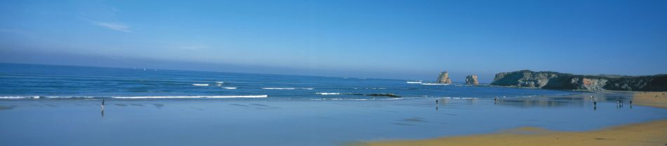 Hendaye beach and the 2 jumeaux/&copy Ph Laplace/CDT64