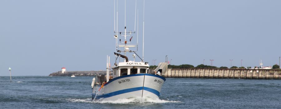 sea fishing boat on the basque coast/&copy CDT64