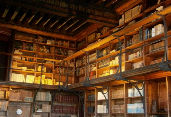 Chateau d'Abbadia library/&copy CDT64