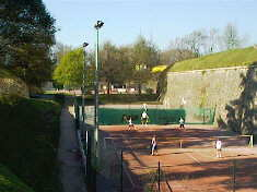 Club de tennis Aviron Bayonnais et les remparts
