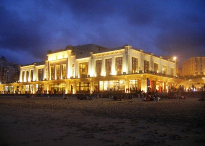 Le casino de Biarritz la nuit et la Grande Plage/© OT Biarritz