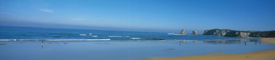 Hendaye beach and the 2 jumeaux/© Ph Laplace/CDT64